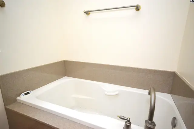 Photo of 1725 W 4th Ave, Hutchinson, KS