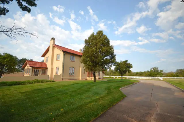 Photo of 1725 W 4th Ave, Hutchinson, KS