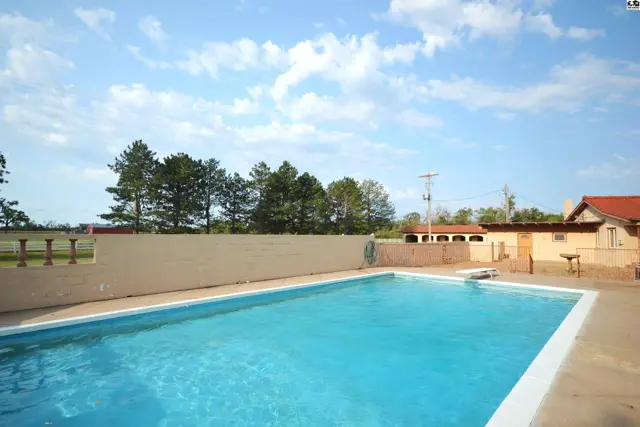 Photo of 1725 W 4th Ave, Hutchinson, KS