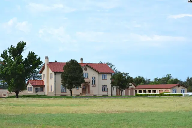 Photo of 1725 W 4th Ave, Hutchinson, KS