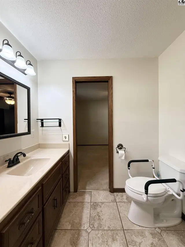 Photo of 705 S Douglas, Lyons, KS