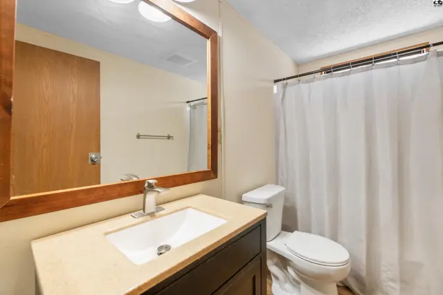 Photo of 300 Williamson Dr, Hutchinson, KS