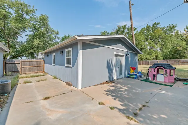 Photo of 300 Williamson Dr, Hutchinson, KS