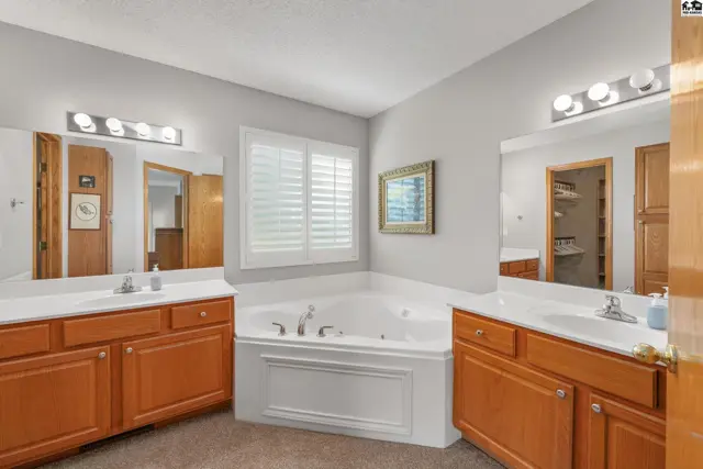 Photo of 14302 E Twinlake Dr, Wichita, KS