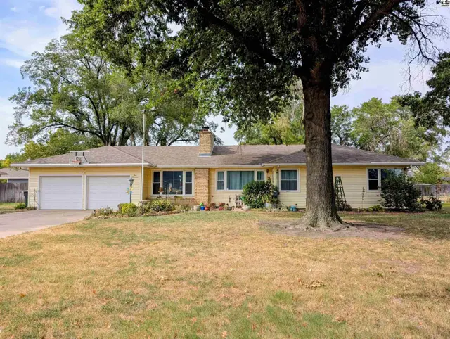 Photo of 414 Random Rd, Newton, KS