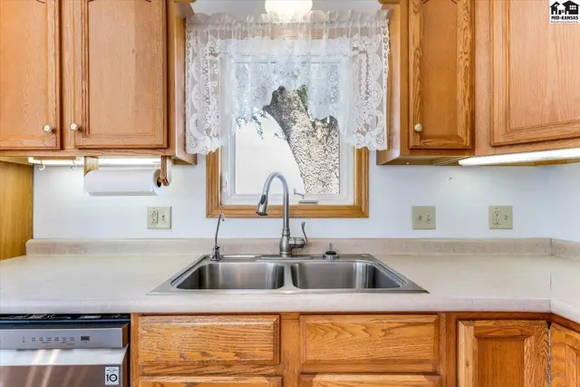 Photo of 16911 S Woodberry Rd, Mount Hope, KS