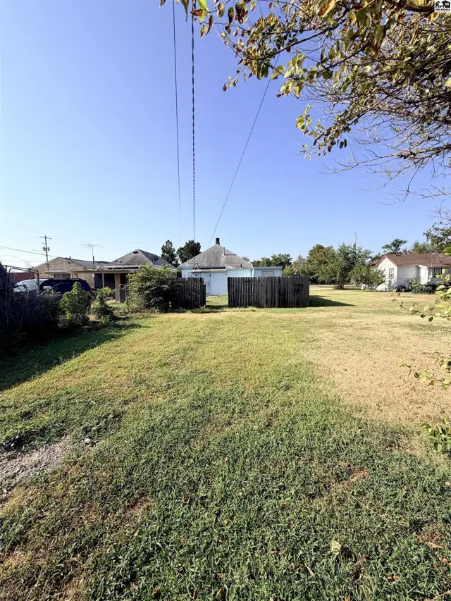 Photo of 510 E 2nd Ave, Hutchinson, KS