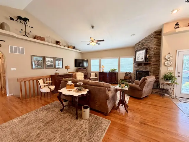Photo of 921 W Crazy Horse Rd, Hutchinson, KS