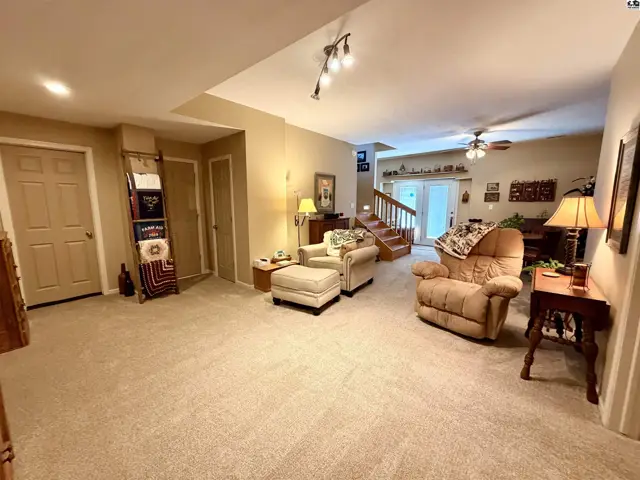 Photo of 921 W Crazy Horse Rd, Hutchinson, KS