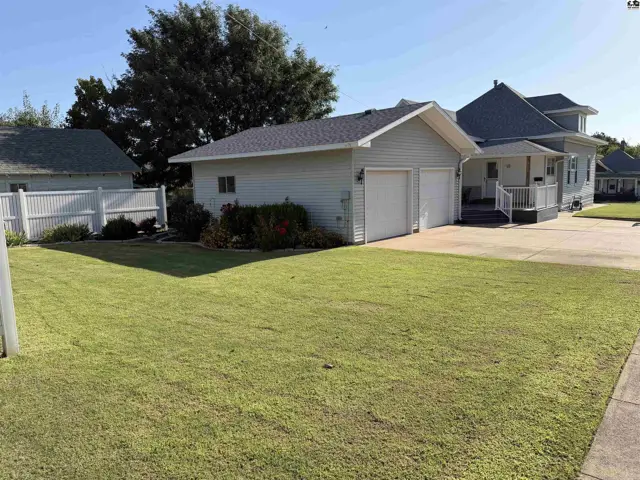 Photo of 221 S Pine St, Pratt, KS