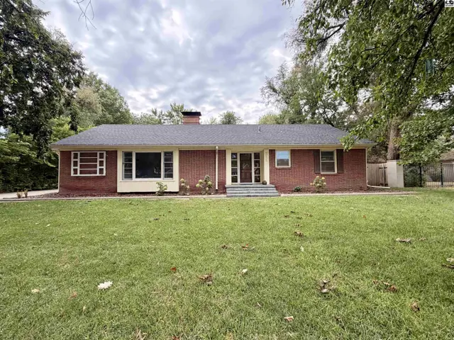 Photo of 211 Hyde Park Dr, Hutchinson, KS