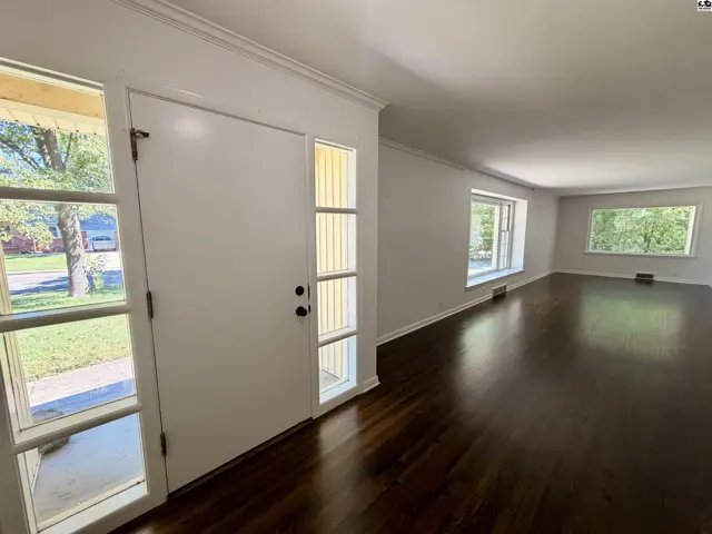 Photo of 211 Hyde Park Dr, Hutchinson, KS