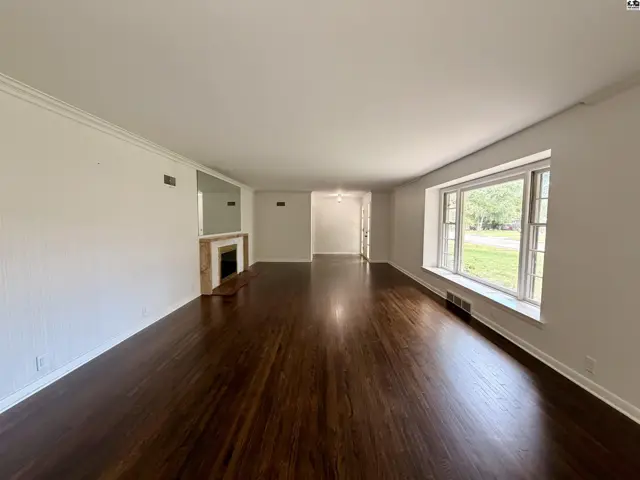 Photo of 211 Hyde Park Dr, Hutchinson, KS