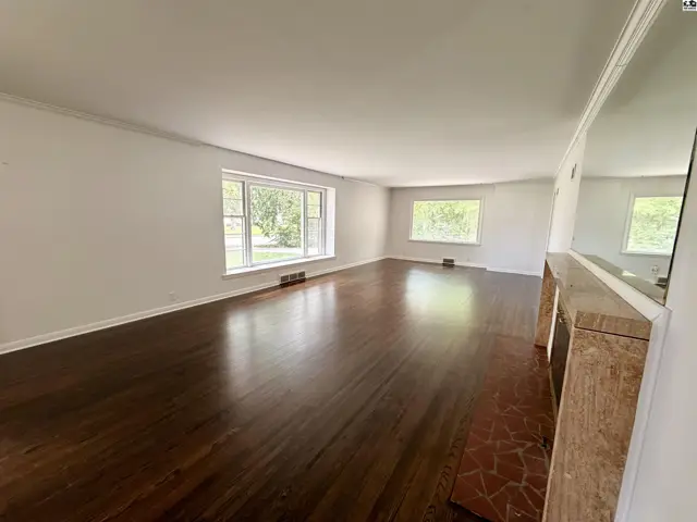 Photo of 211 Hyde Park Dr, Hutchinson, KS