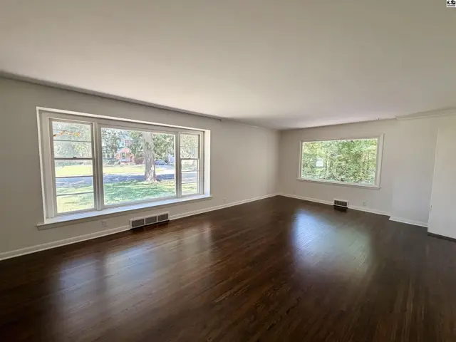 Photo of 211 Hyde Park Dr, Hutchinson, KS