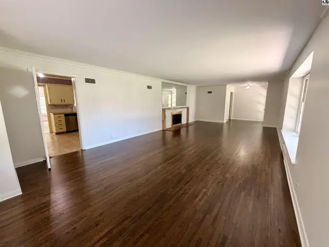 Photo of 211 Hyde Park Dr, Hutchinson, KS