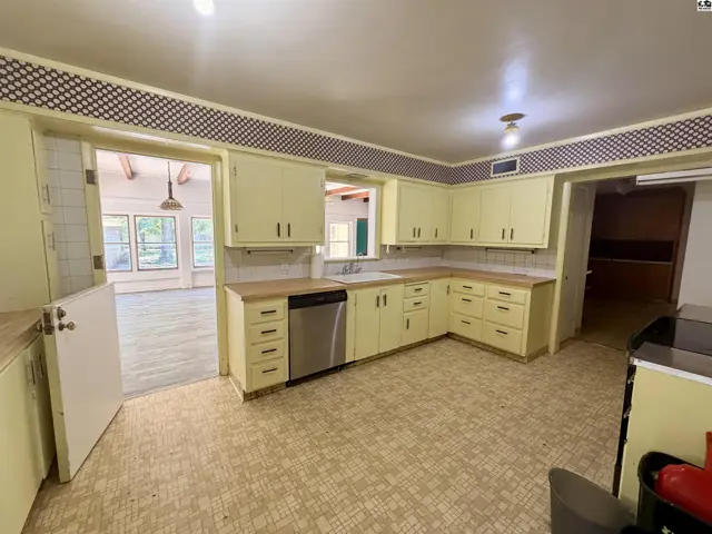 Photo of 211 Hyde Park Dr, Hutchinson, KS