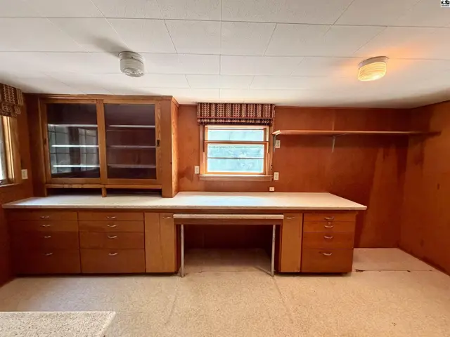 Photo of 211 Hyde Park Dr, Hutchinson, KS