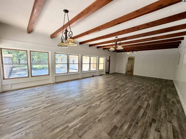 Photo of 211 Hyde Park Dr, Hutchinson, KS