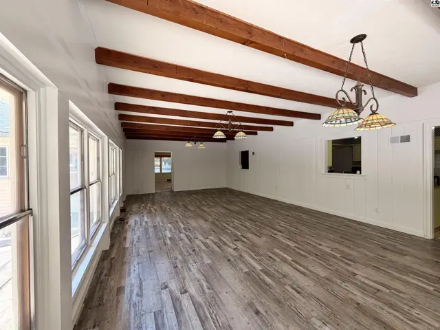 Photo of 211 Hyde Park Dr, Hutchinson, KS