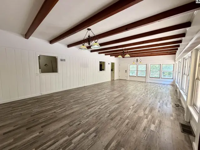 Photo of 211 Hyde Park Dr, Hutchinson, KS