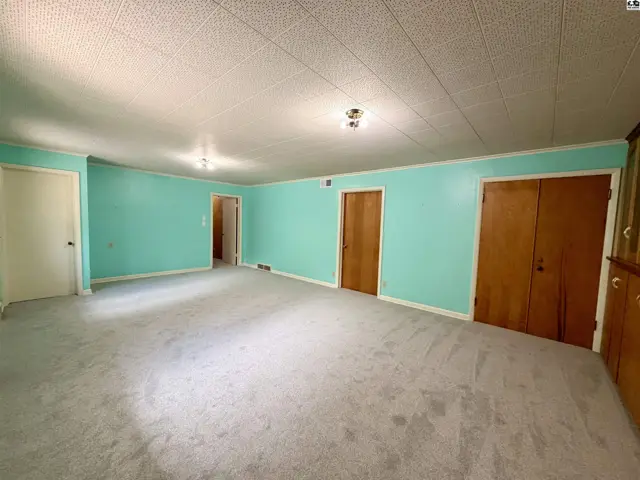 Photo of 211 Hyde Park Dr, Hutchinson, KS