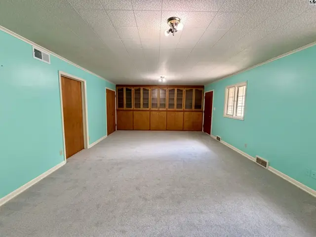Photo of 211 Hyde Park Dr, Hutchinson, KS