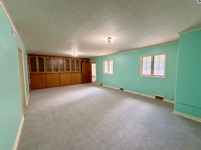 Photo of 211 Hyde Park Dr, Hutchinson, KS