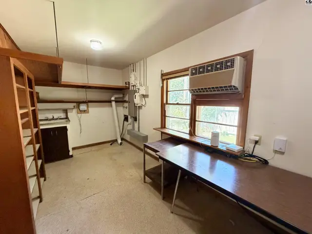 Photo of 211 Hyde Park Dr, Hutchinson, KS