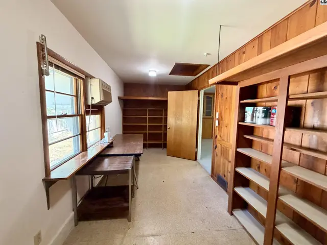 Photo of 211 Hyde Park Dr, Hutchinson, KS