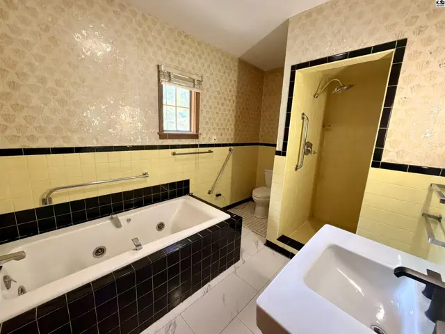 Photo of 211 Hyde Park Dr, Hutchinson, KS