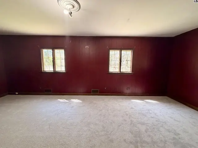 Photo of 211 Hyde Park Dr, Hutchinson, KS