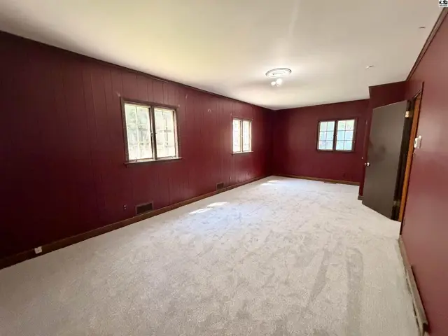 Photo of 211 Hyde Park Dr, Hutchinson, KS