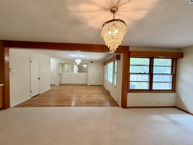 Photo of 211 Hyde Park Dr, Hutchinson, KS