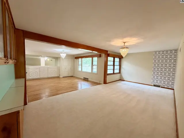 Photo of 211 Hyde Park Dr, Hutchinson, KS