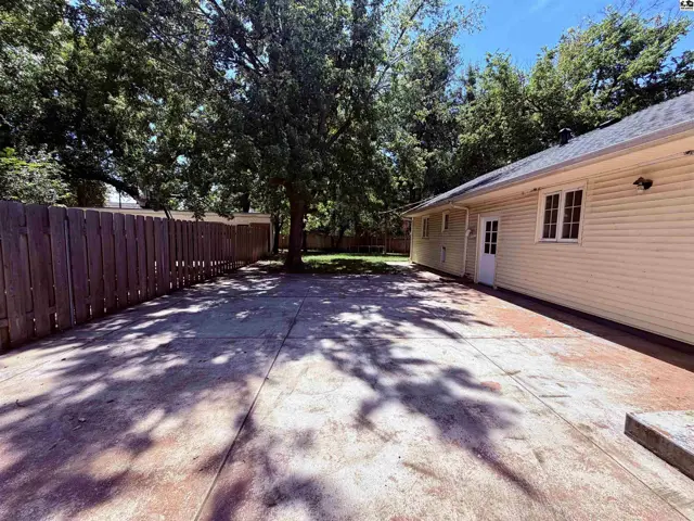 Photo of 211 Hyde Park Dr, Hutchinson, KS