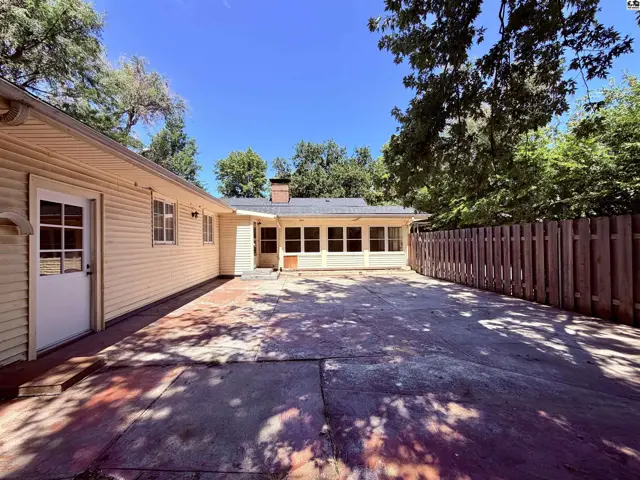 Photo of 211 Hyde Park Dr, Hutchinson, KS