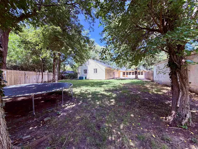 Photo of 211 Hyde Park Dr, Hutchinson, KS