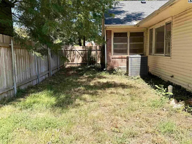Photo of 211 Hyde Park Dr, Hutchinson, KS