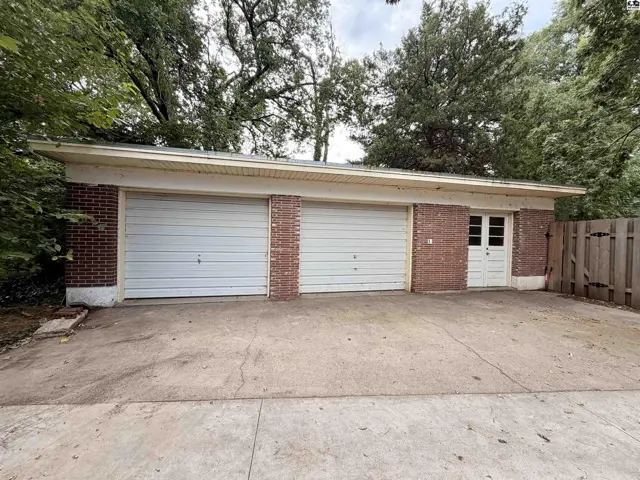 Photo of 211 Hyde Park Dr, Hutchinson, KS