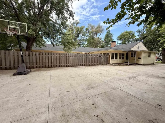 Photo of 211 Hyde Park Dr, Hutchinson, KS