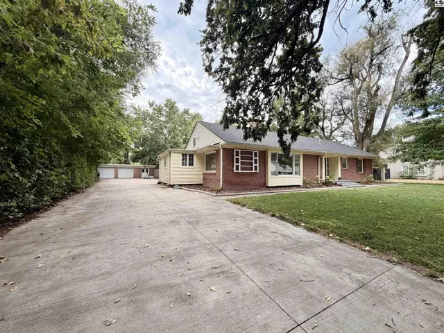 Photo of 211 Hyde Park Dr, Hutchinson, KS