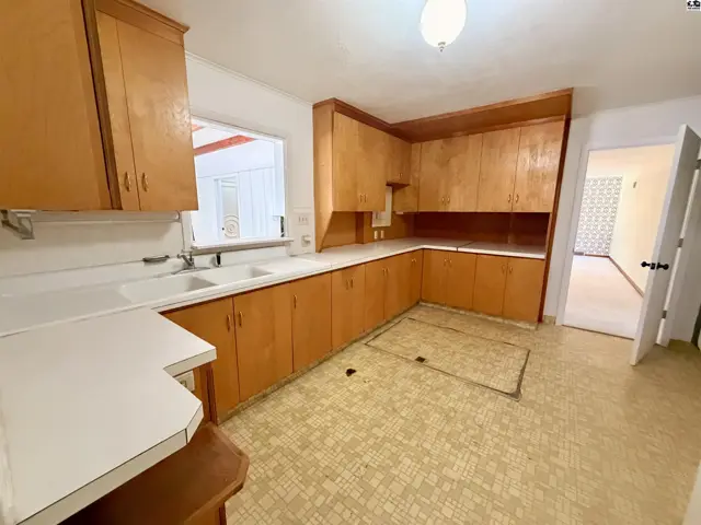 Photo of 211 Hyde Park Dr, Hutchinson, KS