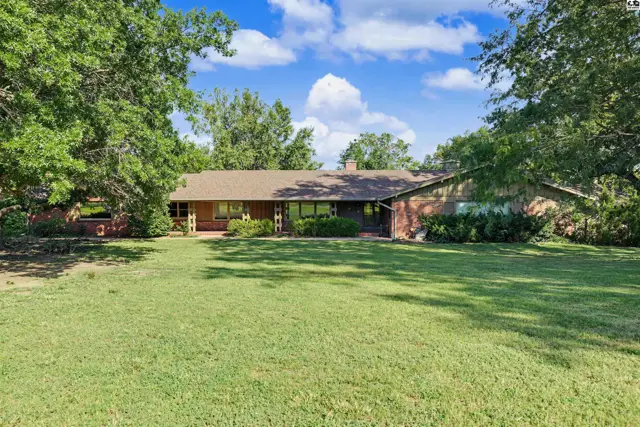 Photo of 534 Upper Mill Hts Dr, Salina, KS