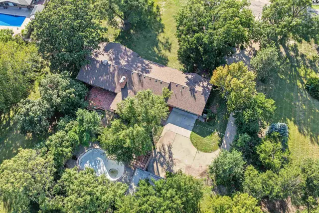 Photo of 534 Upper Mill Hts Dr, Salina, KS