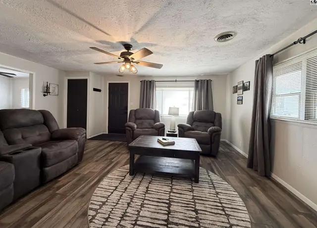 Photo of 818 E 2nd Ave, Hutchinson, KS