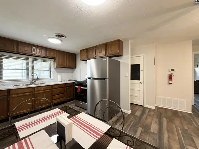 Photo of 818 E 2nd Ave, Hutchinson, KS