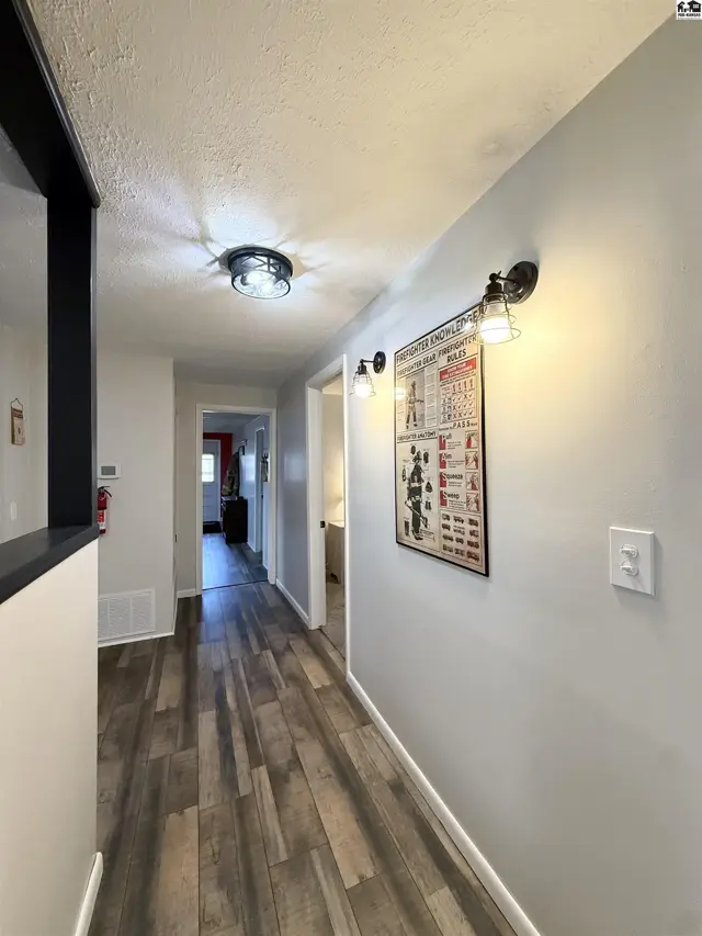 Photo of 818 E 2nd Ave, Hutchinson, KS