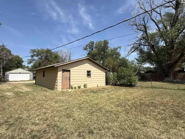 Photo of 818 E 2nd Ave, Hutchinson, KS