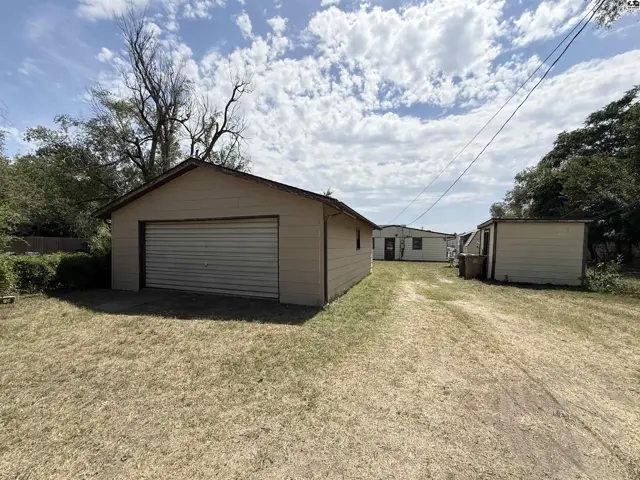 Photo of 818 E 2nd Ave, Hutchinson, KS